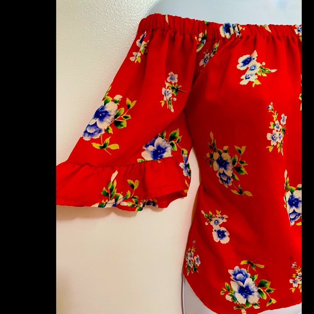 Sienna Sky off the shoulder floral top. 🌺🌹